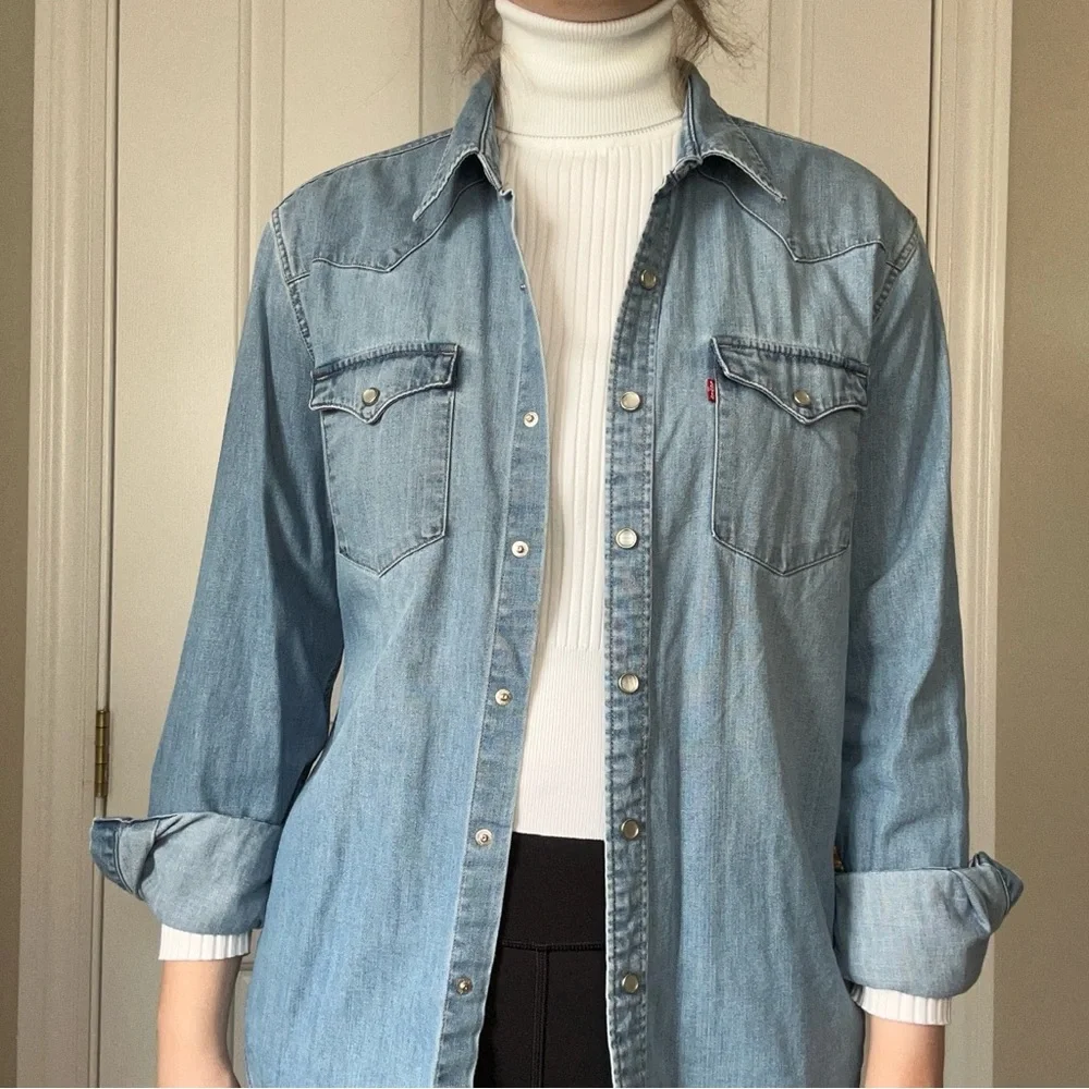 Levi’s Iconic Western Denim Shirt - Picture 3 of 10